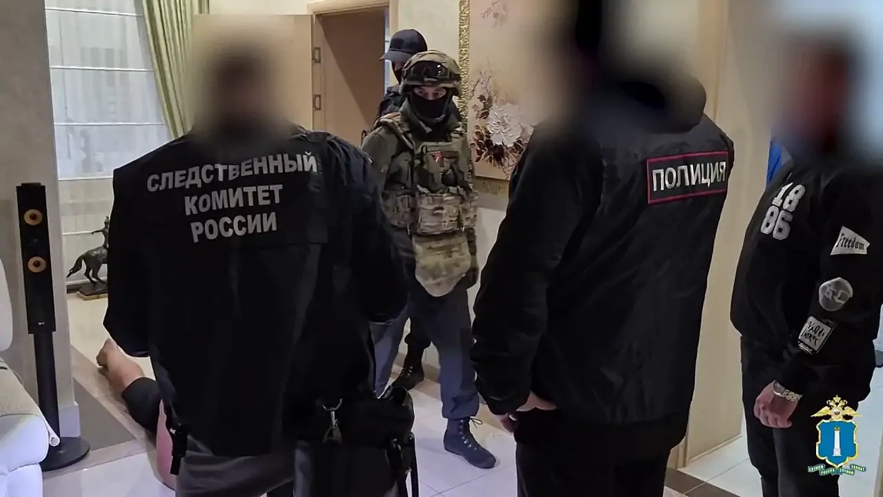 Криминальный авторитет из российского региона в одних трусах попал на видео в особняке