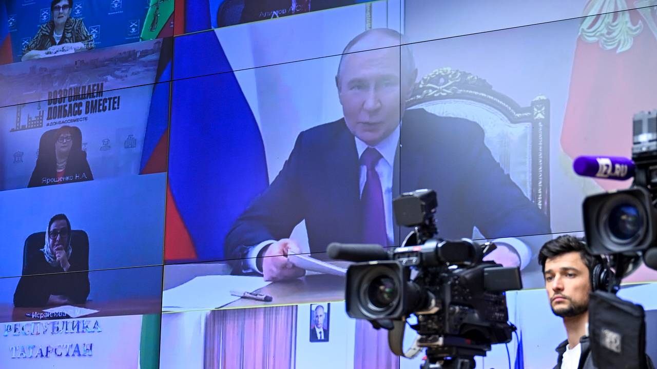 Путин предложил наделить доклад о языковой политике статусом государственного