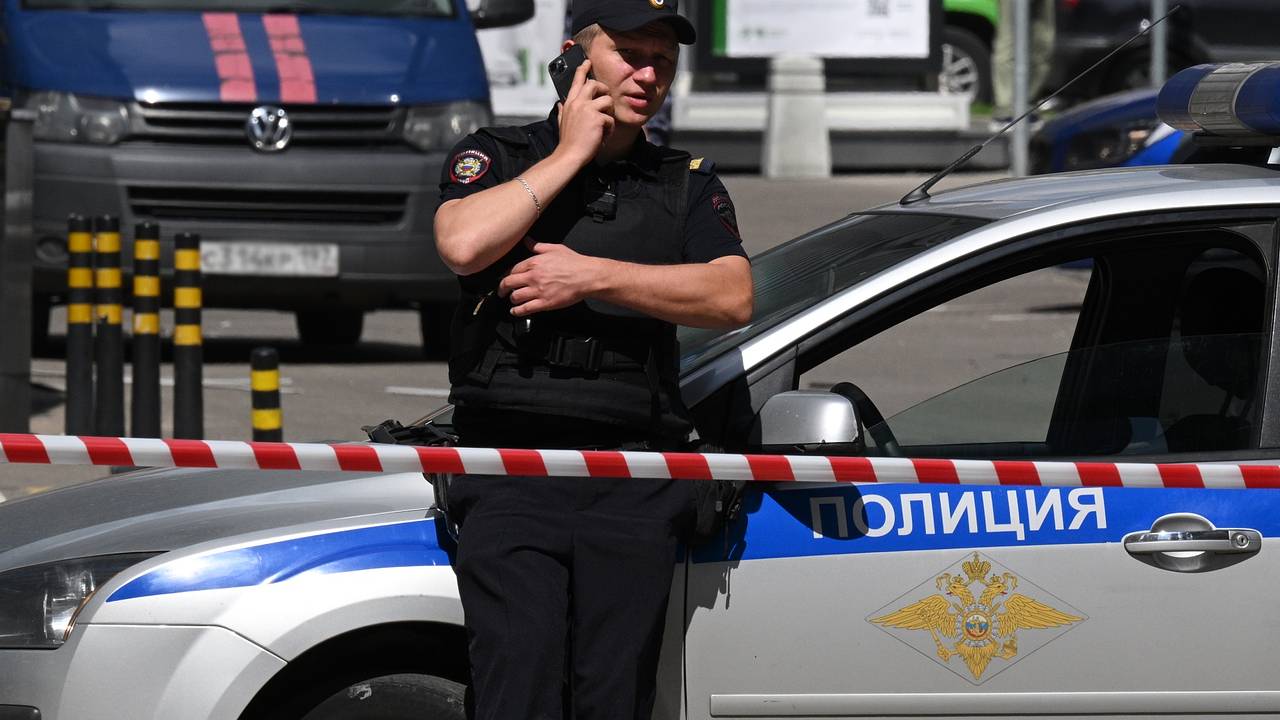 Дрон ВСУ упал на территории ТЦ в столице российского региона