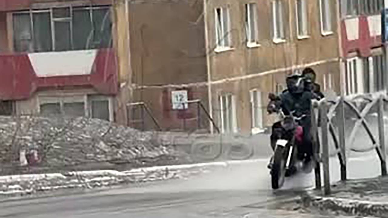 Мотоциклист на скорости снес россиянку при побеге от ДПС и попал на видео