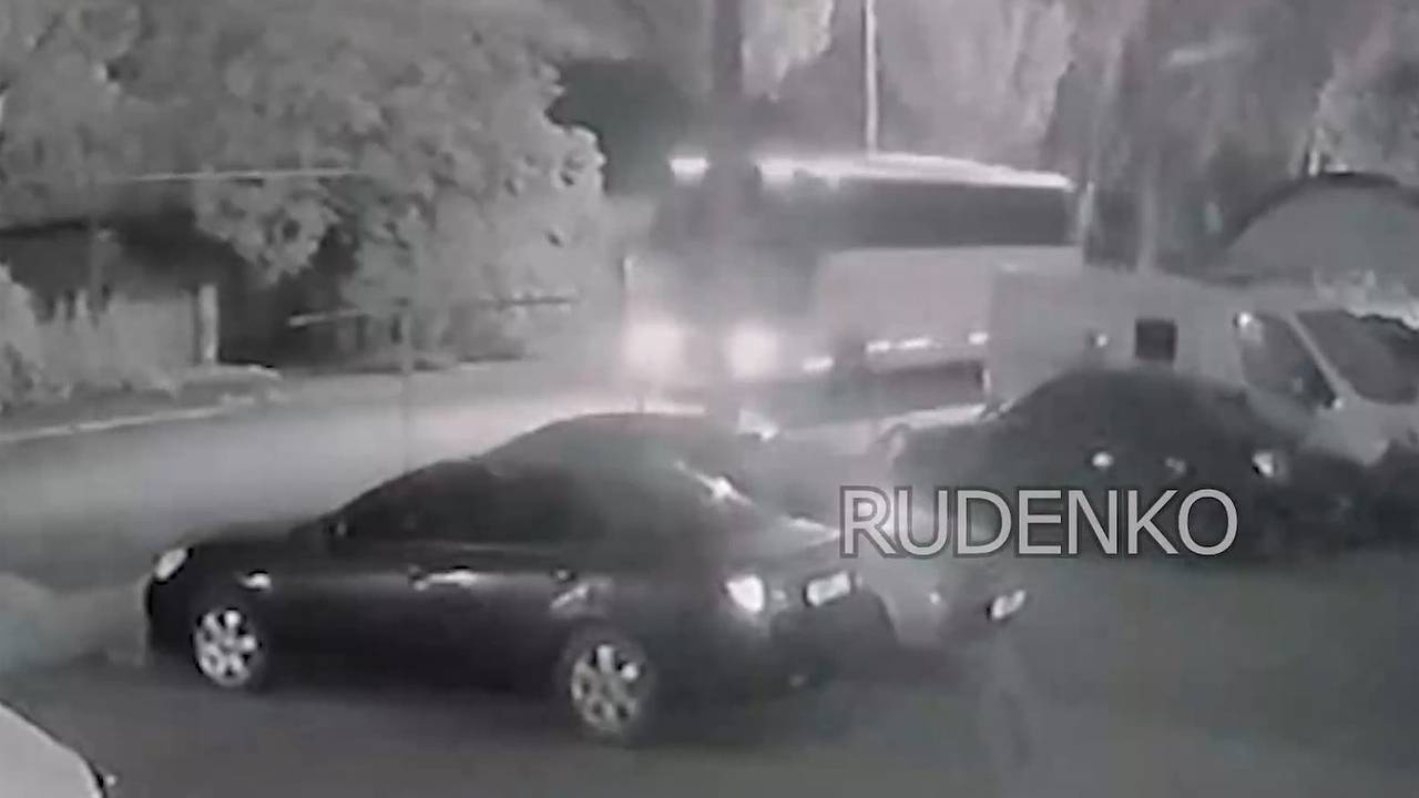 Момент удара беспилотника по рейсовому автобусу в ДНР попал на видео