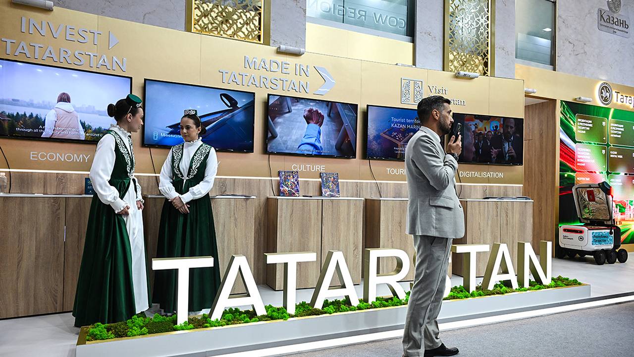 На ПМЭФ 2026 заметили татарского робота-курьера в тюбетейке и с чак-чаком На ПМЭФ 2026 заметили татарского робота-курьера в тюбетейке и с чак-чаком
