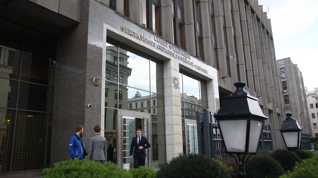 Совет Федерации одобрил закон об аресте имущества покинувших страну россиян