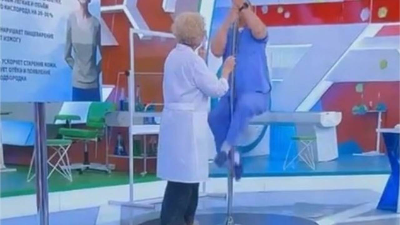 Доктор Мясников позанимался на шесте и пошутил о смене профессии