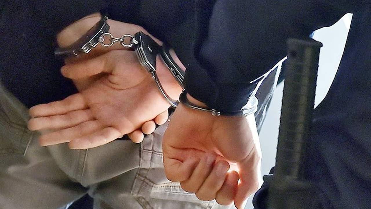 Россиянин угрожал бригаде скорой помощи плоскогубцами и канцелярским ножом