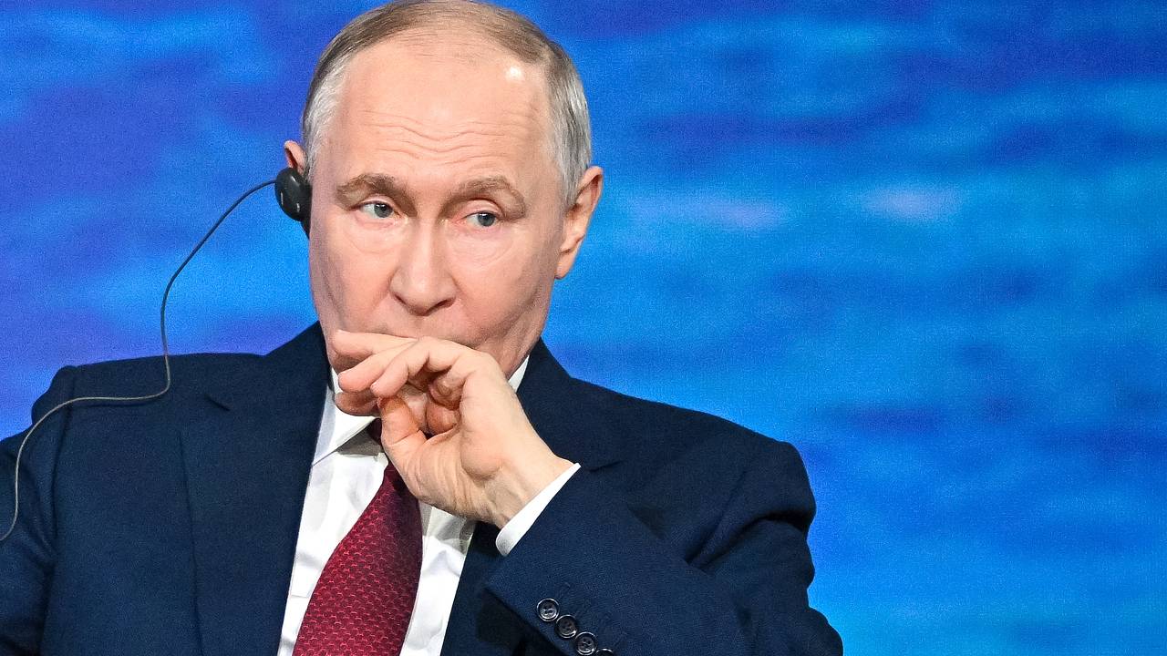 На ПМЭФ на сцену с Путиным вышел лидер постсоветской страны На ПМЭФ на сцену с Путиным вышел лидер постсоветской страны