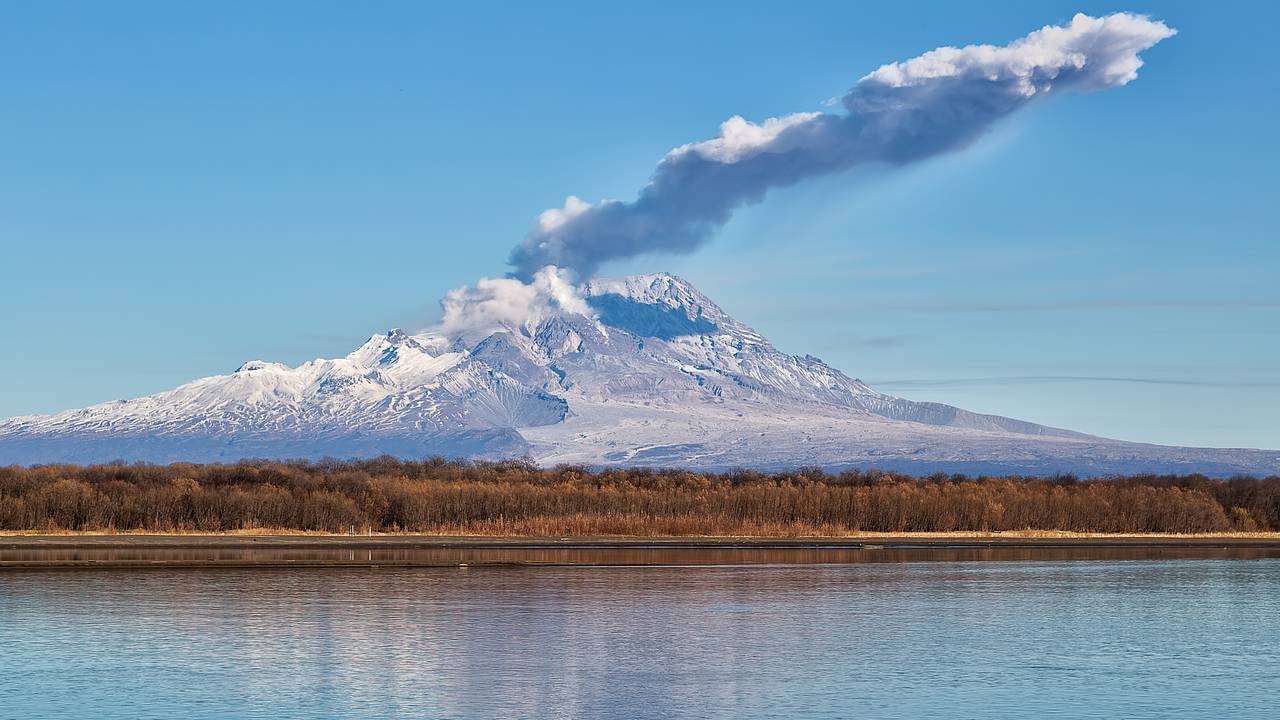 Вулкану на Камчатке присвоили красный код опасности после выброса пепла на 12 километров