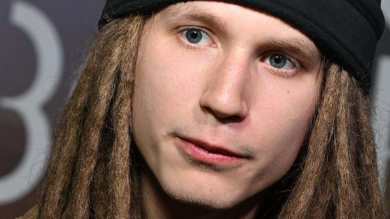Сын Децла стал выгонять мать из дома