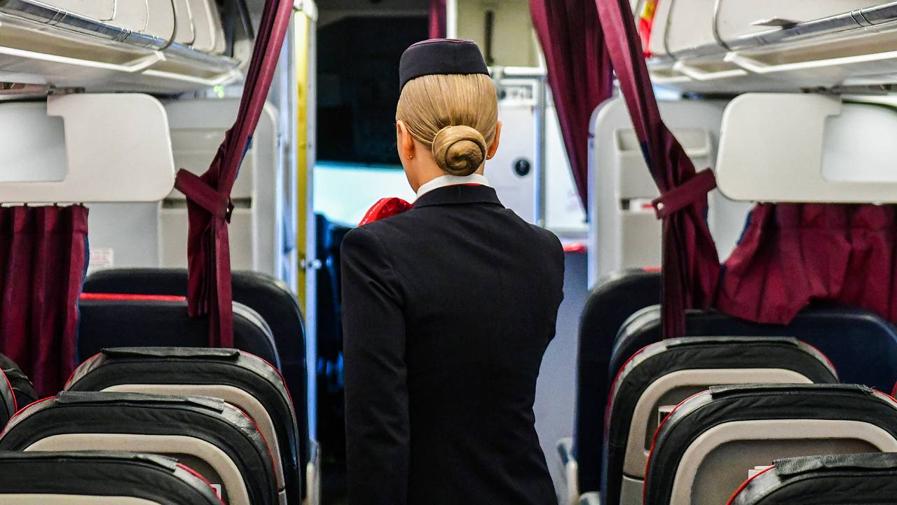 Пассажиры провели бессонную ночь в аэропорту по вине российской авиакомпании Пассажиры провели бессонную ночь в аэропорту по вине российской авиакомпании