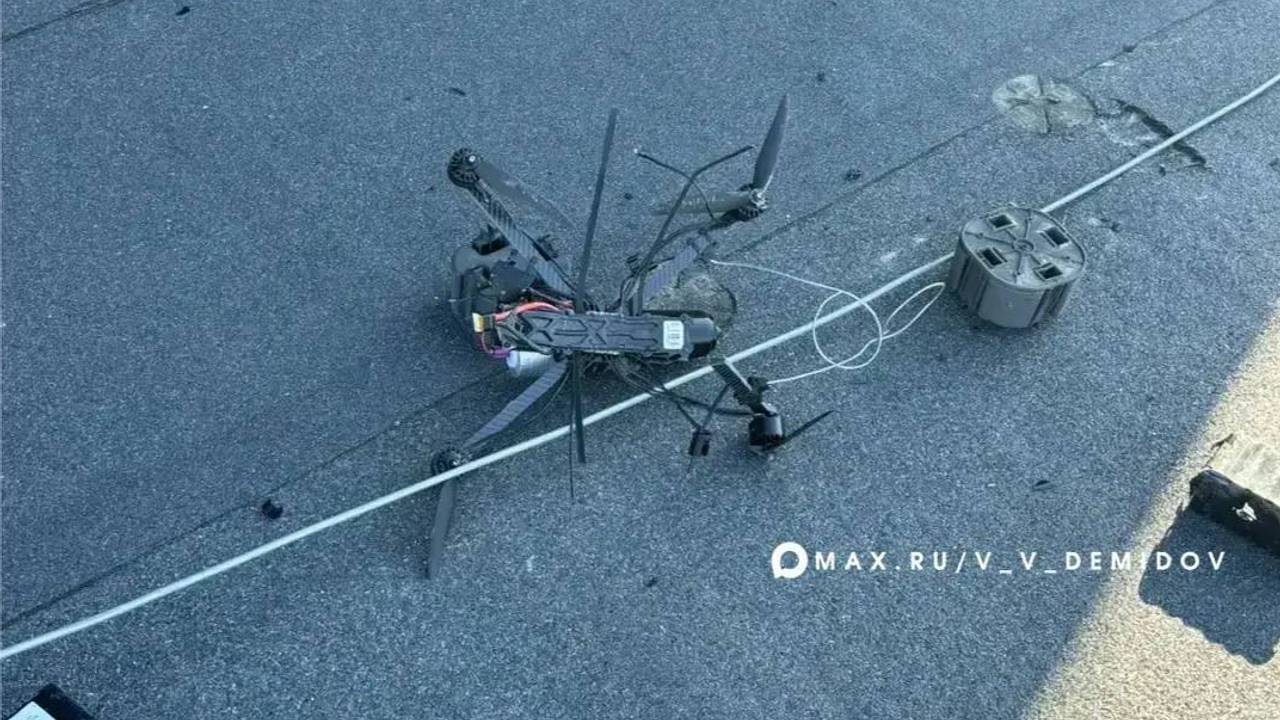 Беспилотник ВСУ упал на крышу многоквартирного дома в российском городе