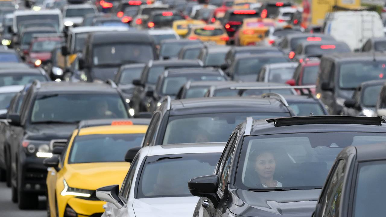 Автомобилистов предупредили об опасностях в поездах летом