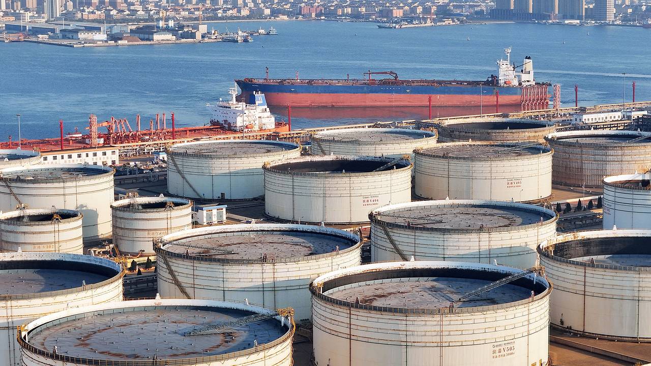 Крупнейший в мире импортер нефти заметно снизил ее закупки