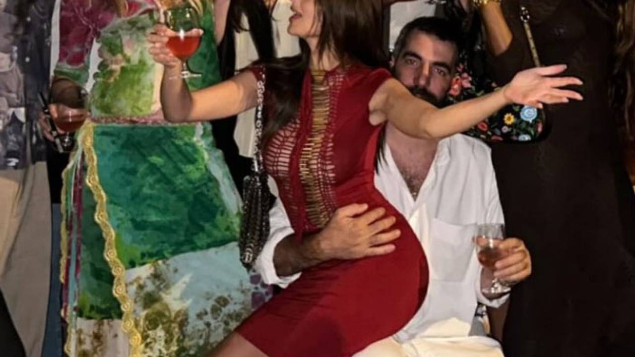 Эмили Ратаковски в откровенном наряде отпраздновала 35-летие на коленях у возлюбленного Эмили Ратаковски в откровенном наряде отпраздновала 35-летие на коленях у возлюбленного