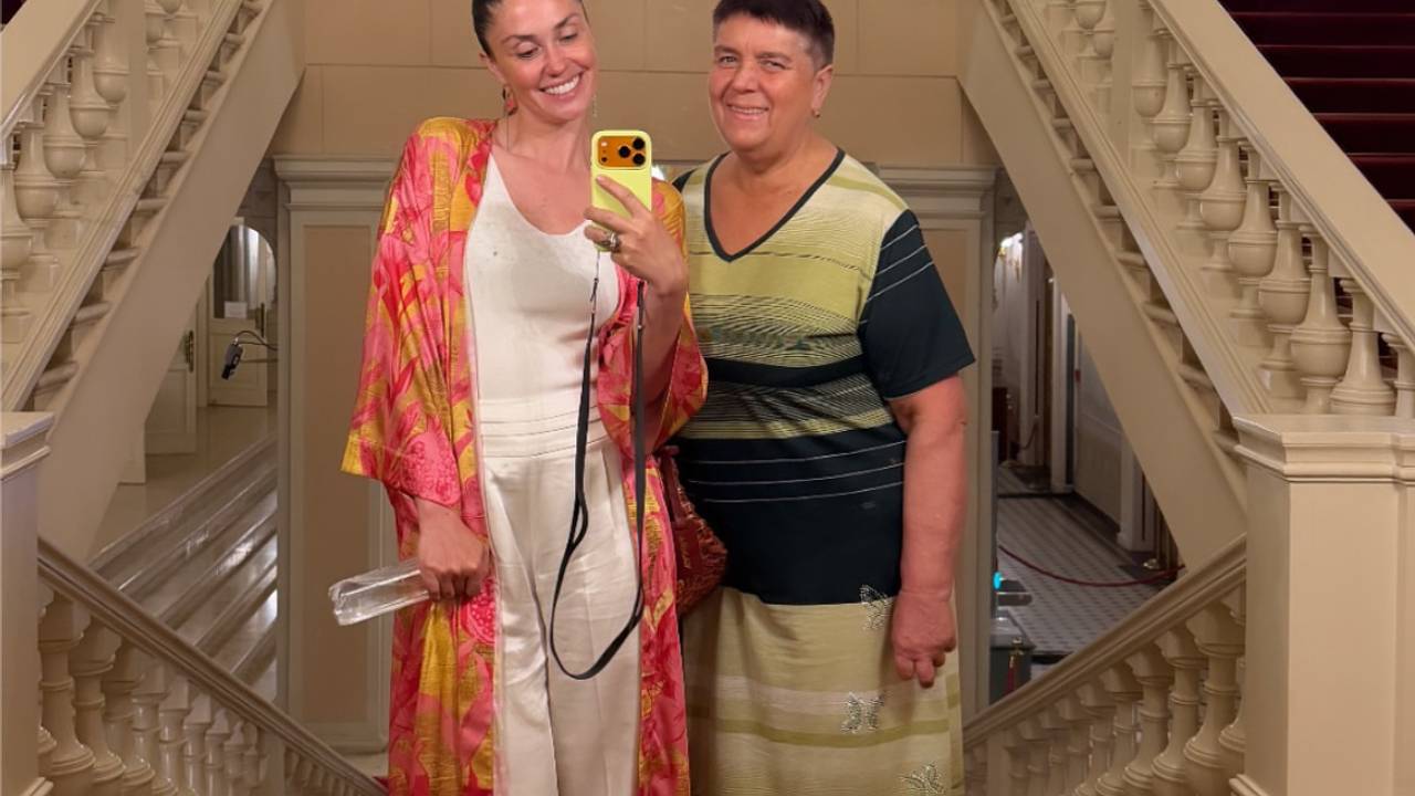 Агата Муцениеце показала внешность матери на фото Агата Муцениеце показала внешность матери на фото
