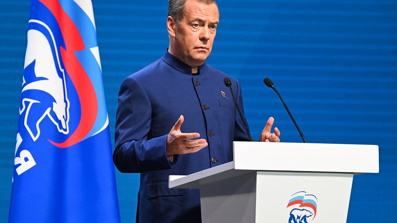 Медведев ответил на санкции Запада фразой «Россия умеет держать удар»