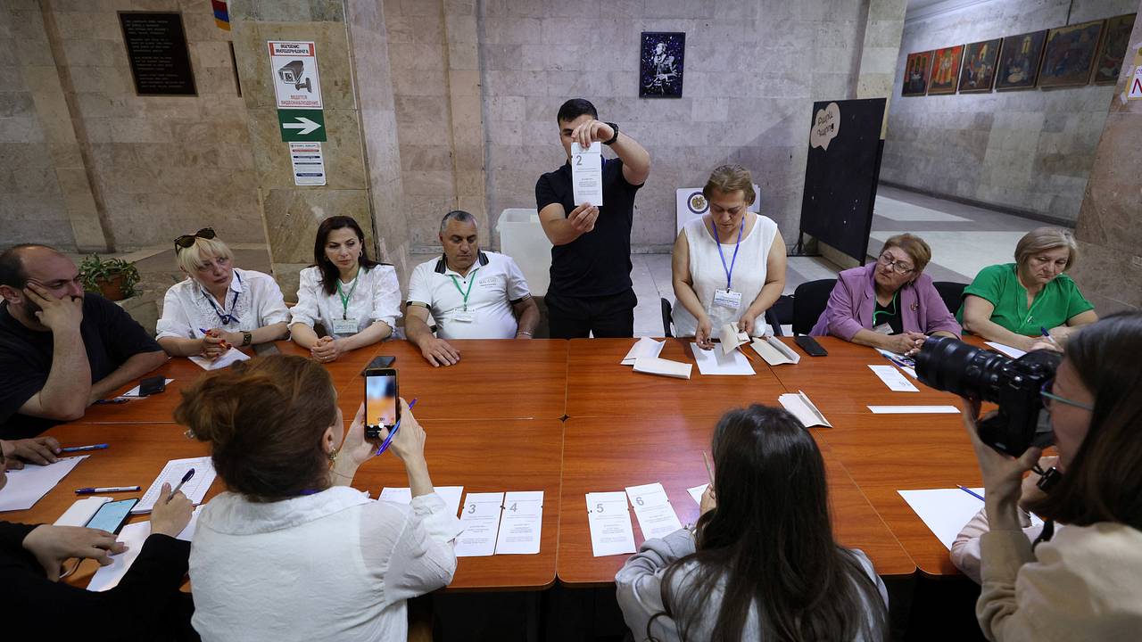 В Армении потребовали пересчитать голоса на 555 участках