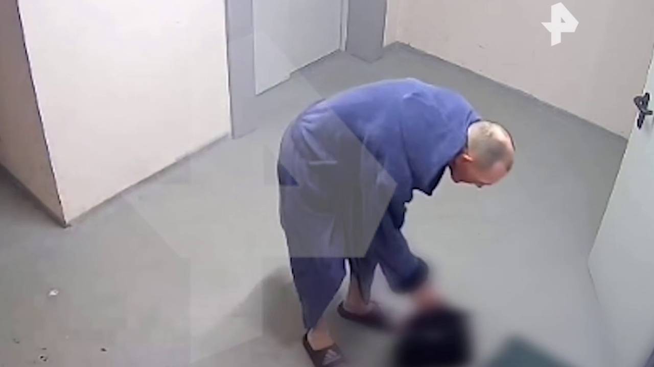 Россиянин в халате под камерами разбил женщине голову об пол и пырнул ее ножом