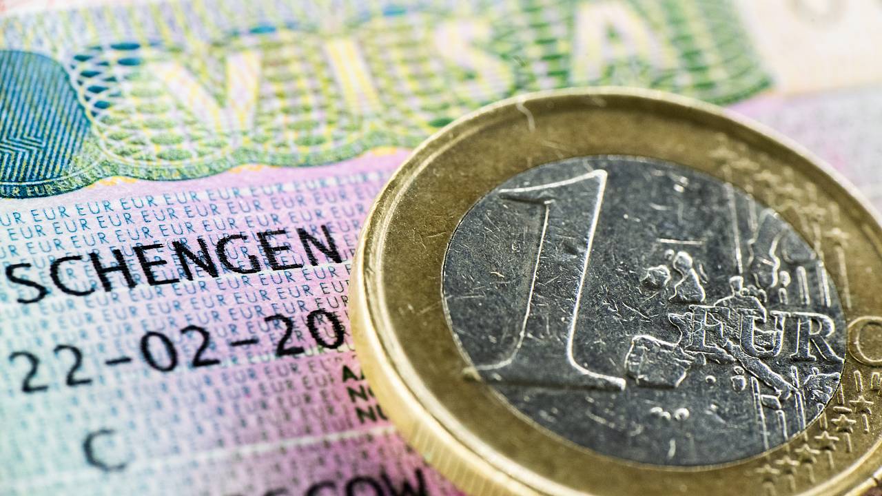 Отказы в шенгенских визах обошлись россиянам в сотни миллионов рублей