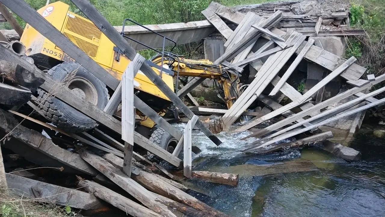 В российском регионе под тяжестью экскаватора рухнул мост