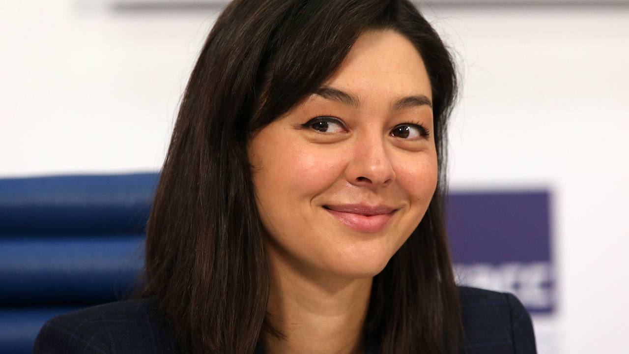 Марина Кравец вышла на сцену в свадебном платье за сотни тысяч рублей
