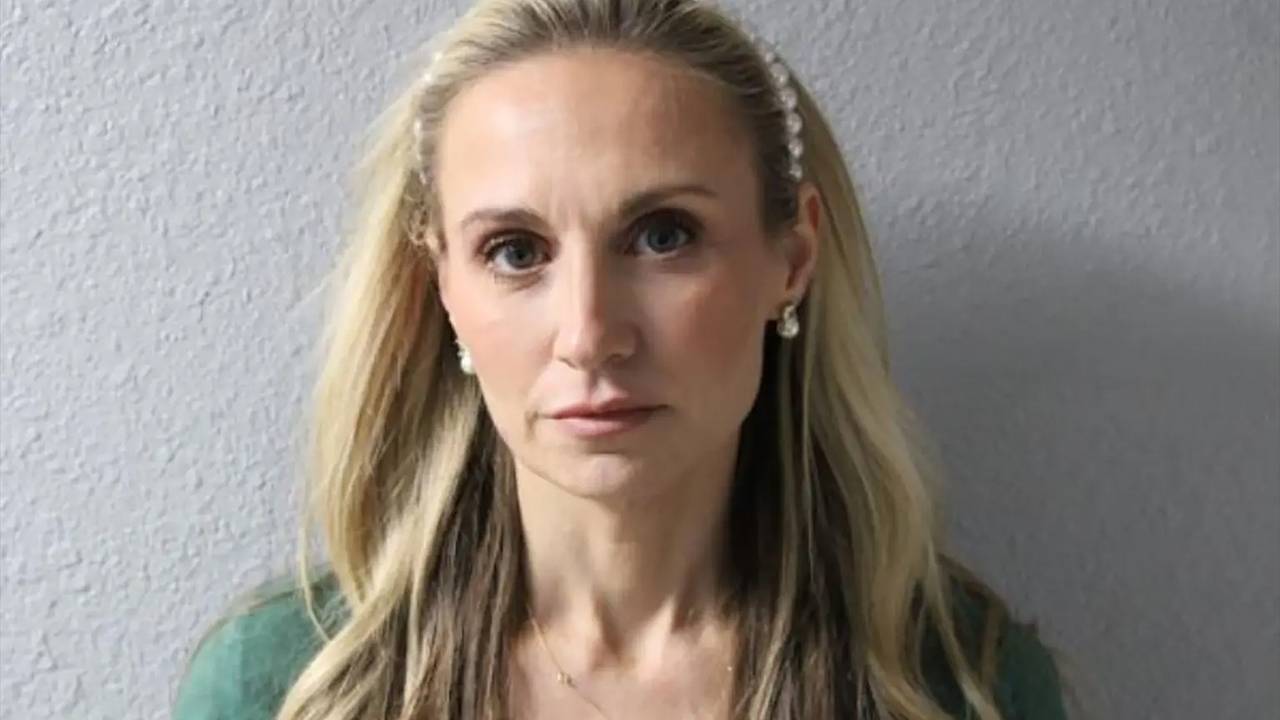 Мэр города занялась сексом с 16-летним другом сына у него на глазах