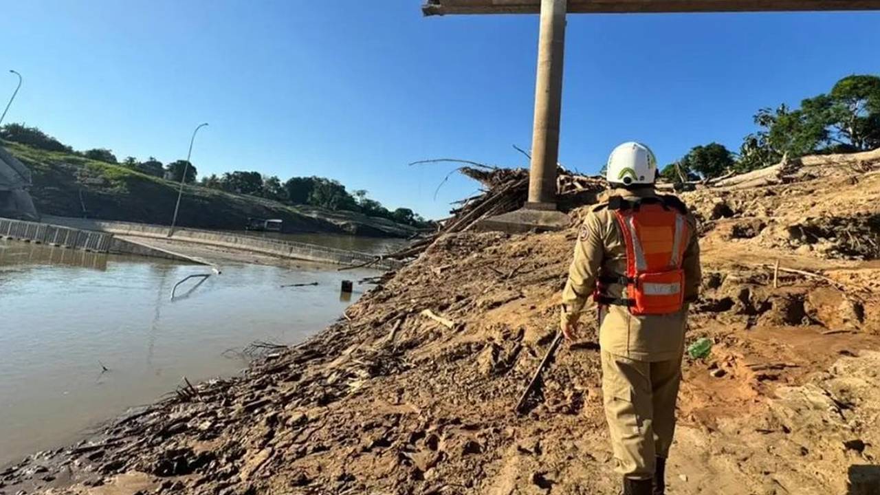 Новый мост рухнул вместе с пожаловавшимся на его качество судьей