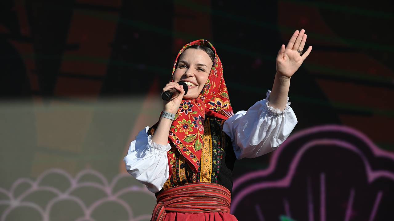 Названы самые популярные песни о России