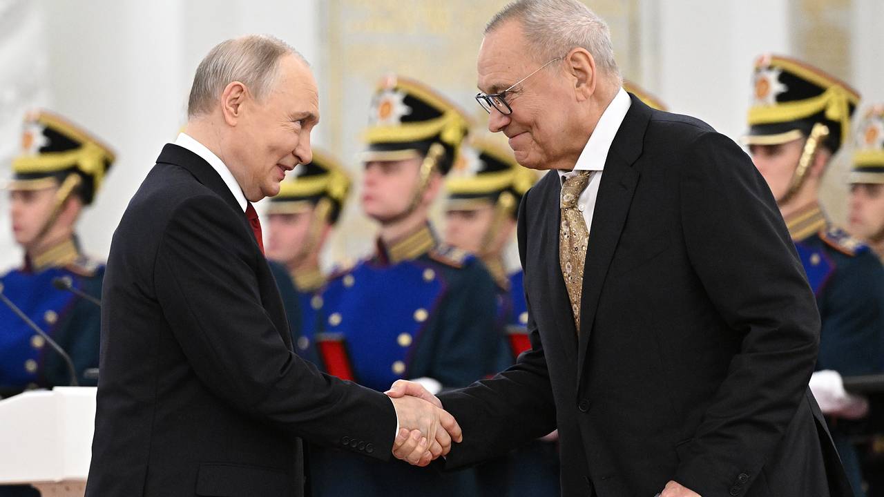 Путин вручил государственную премию Кончаловскому
