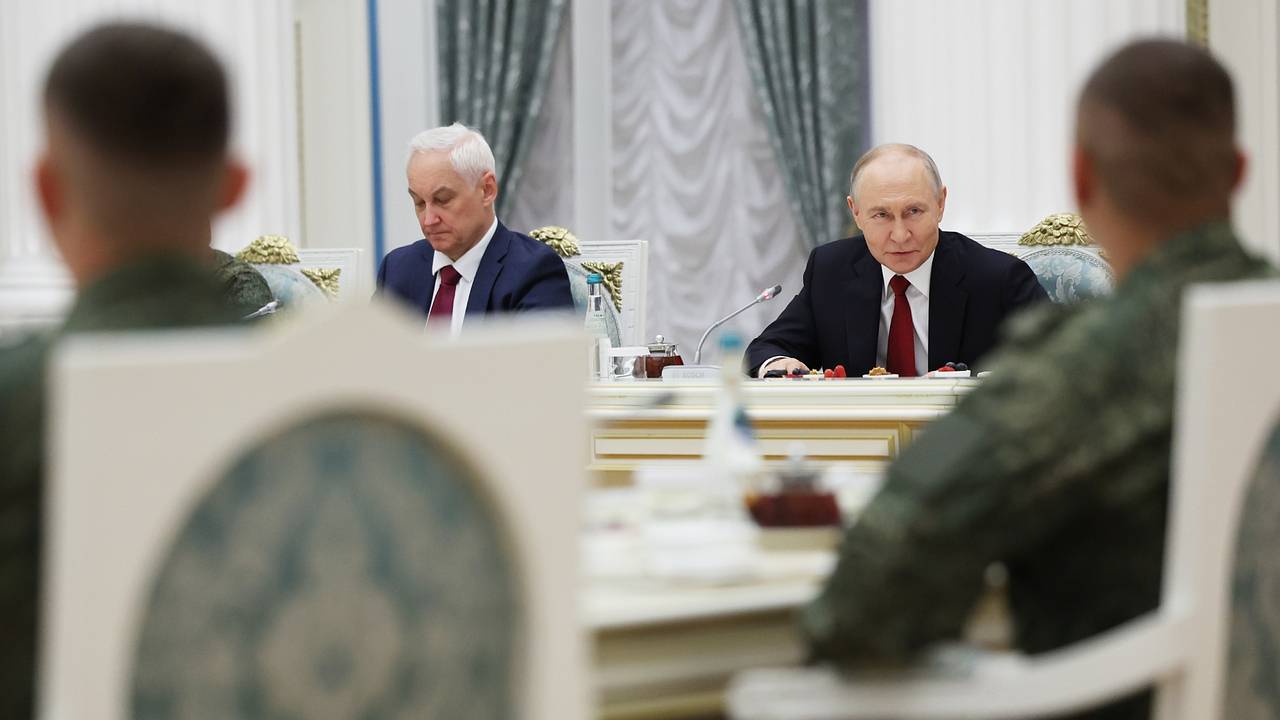 Путин встретился со штурмовиками в Кремле и поблагодарил их Путин встретился со штурмовиками в Кремле и поблагодарил их