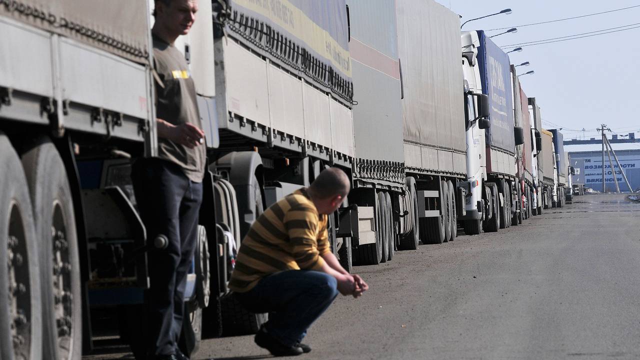 На границе Казахстана с Россией скопились фуры из-за роста объема перевозки овощей