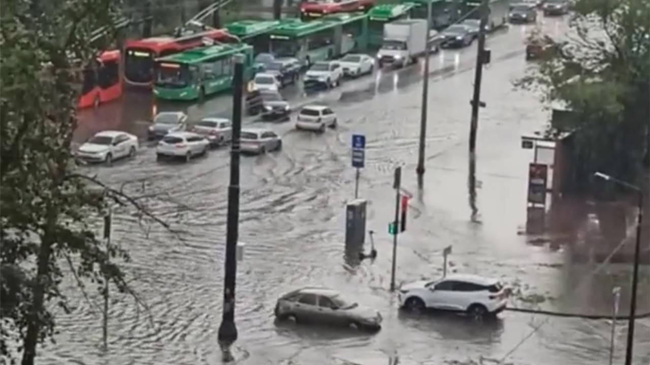 В российском городе затопило отреставрированный за полмиллиарда рублей участок дороги