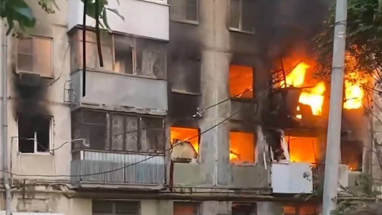 Мощный взрыв после пожара прогремел в многоэтажке Самары