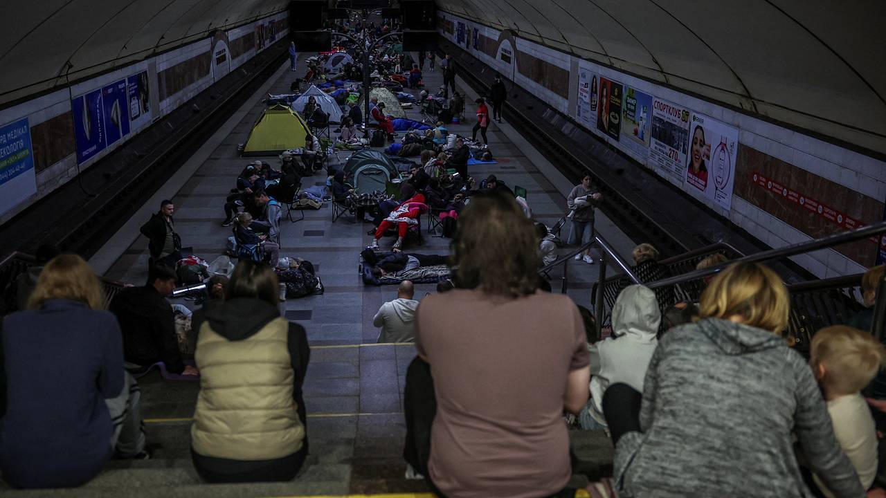 Киевляне приготовились ночевать в метро
