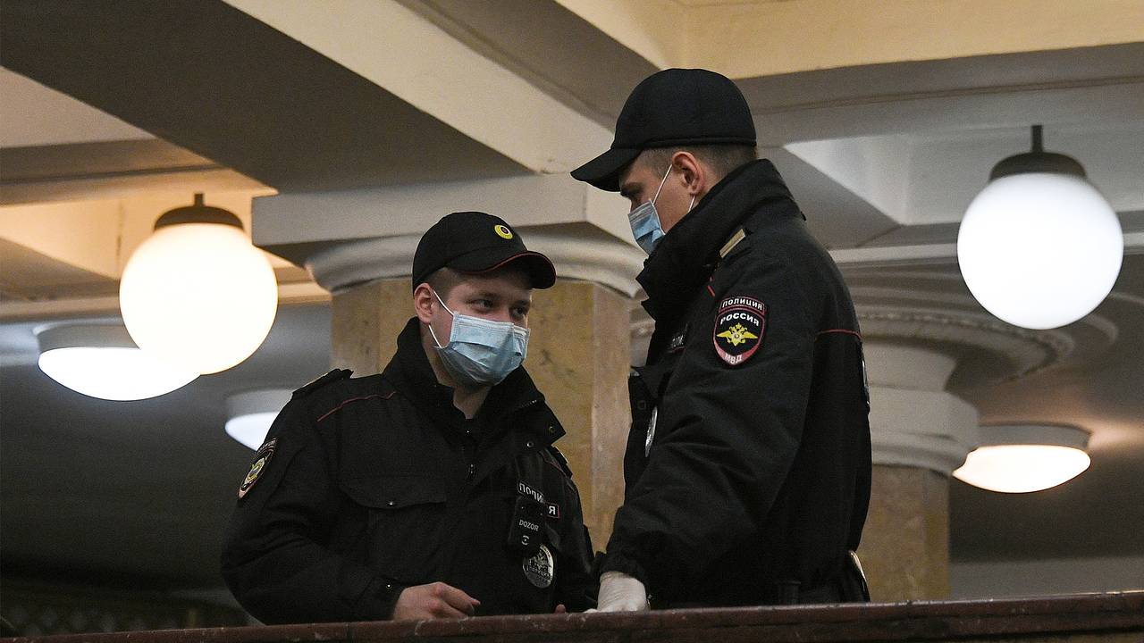 Работник московского метро украл оружие у коллеги в туалете