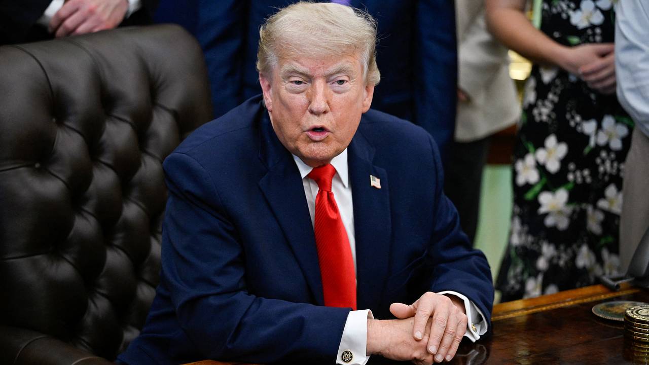 Трамп направил резкое предупреждение Макрону