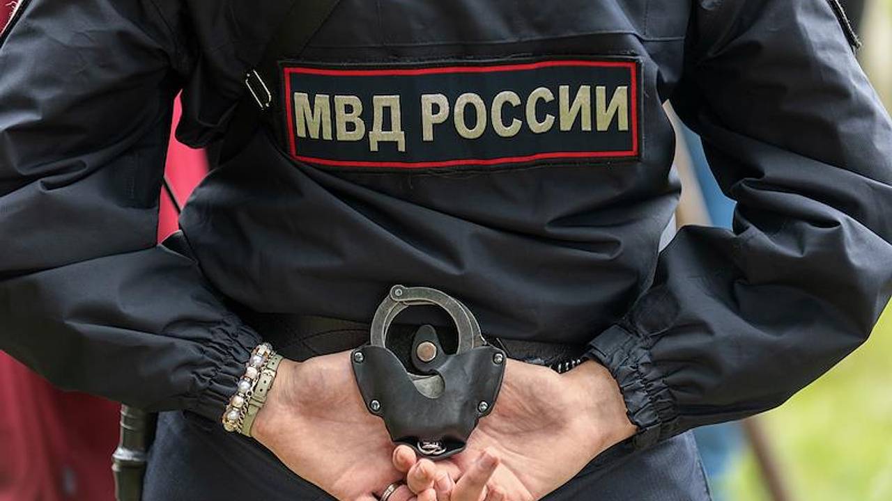 Россиянин набросился на незнакомку и уселся на нее с шарфом