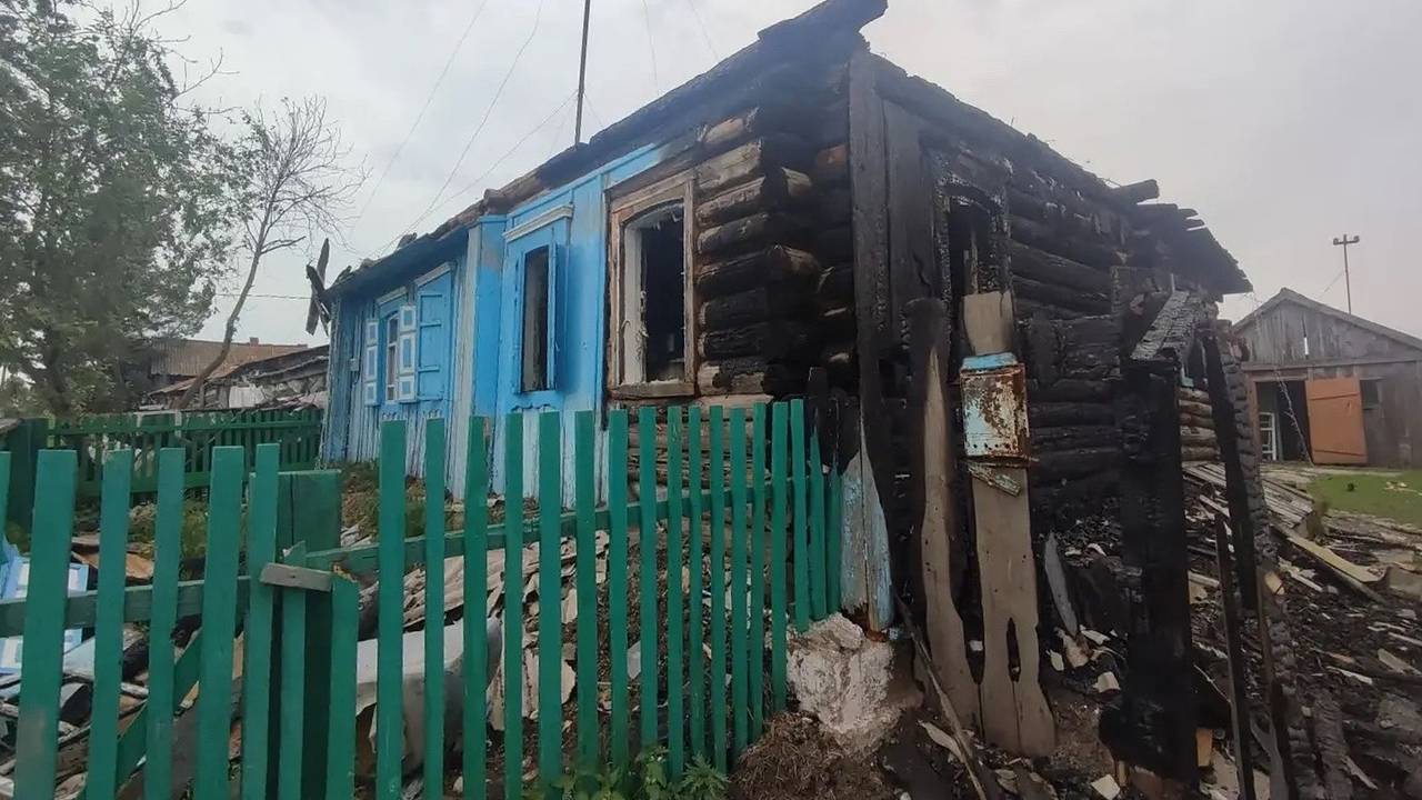 Дом с четырьмя детьми подожгли из мести к их матери в российском регионе