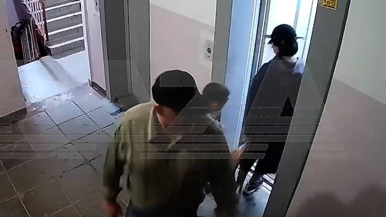 Появилось видео жестокого избиения российского школьника за «неправильный» вход в лифт