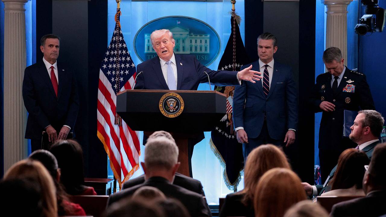 Стало известно о планах Трампа уволить глав Пентагона и ЦРУ