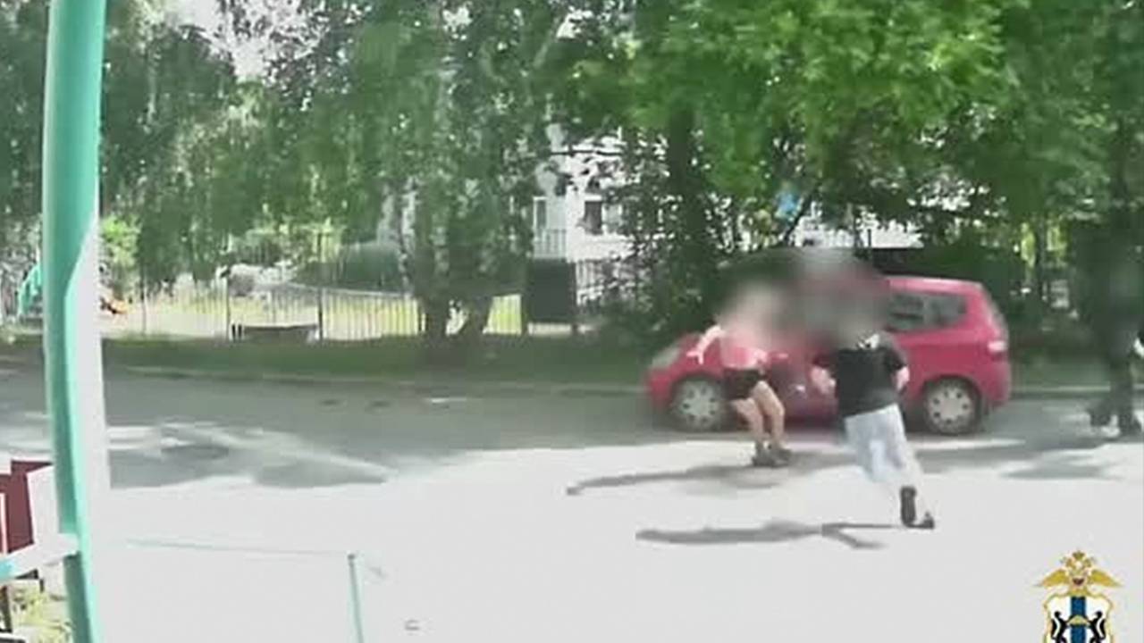 Россиянин с ножом на глазах у силовиков напал на знакомую и попал на видео