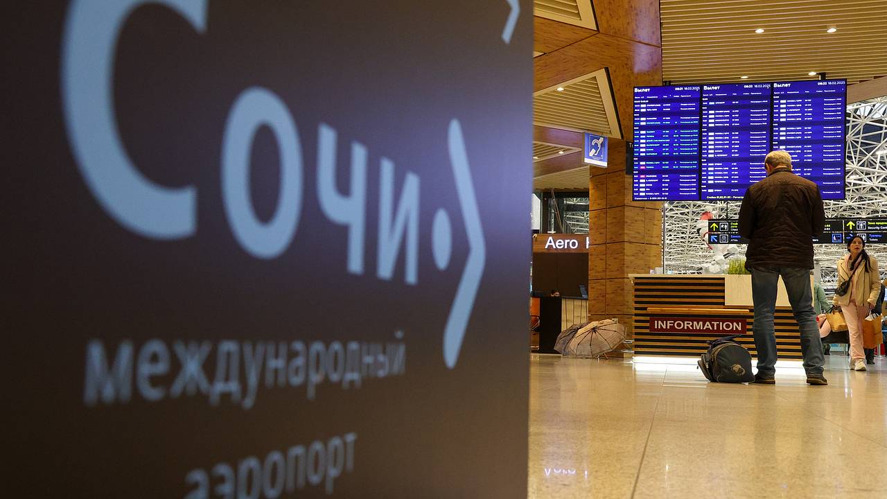 Аэропорт Сочи прекратил работу третий раз за сутки Аэропорт Сочи прекратил работу третий раз за сутки