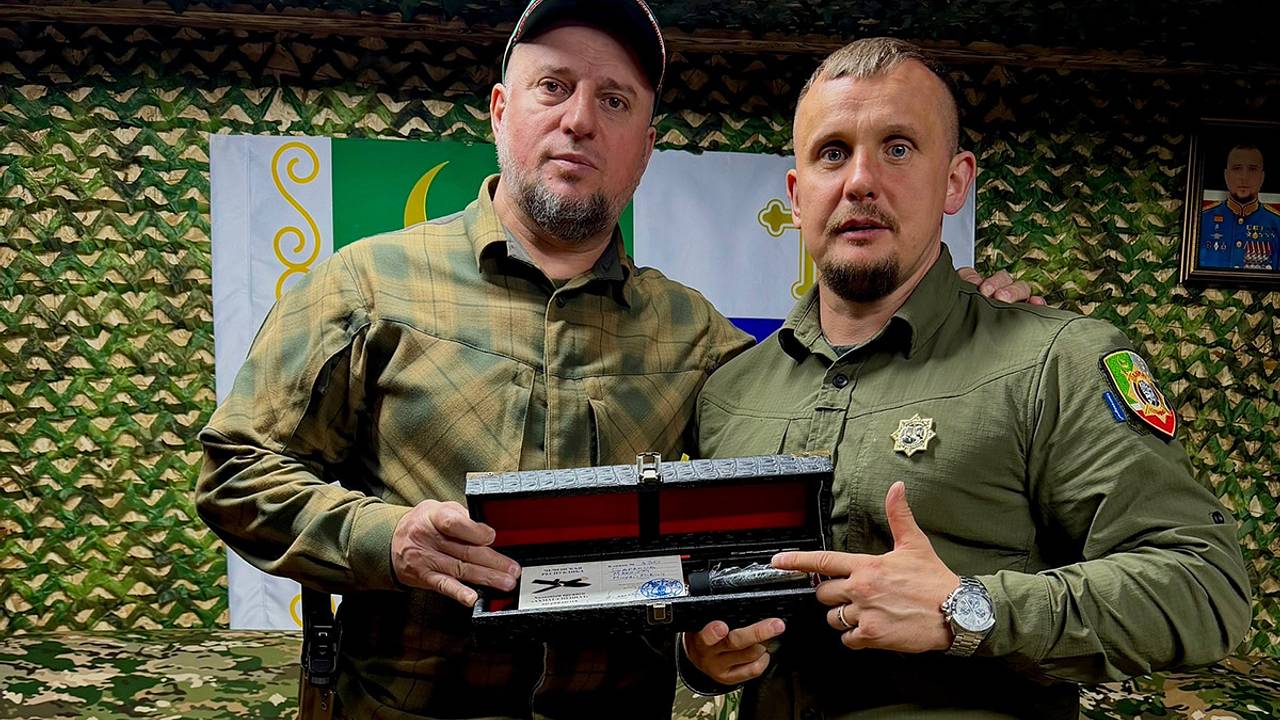 Бегавшему за машиной Кадырова экс-депутату вручили клинок «Ахмата» у камуфляжного дивана