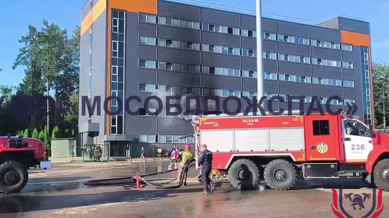 Хостел с сотнями людей внутри загорелся в Подмосковье