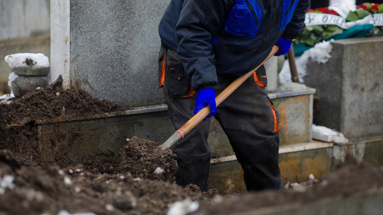 Ритуальщик расправился с коллегой на российском кладбище и скрылся