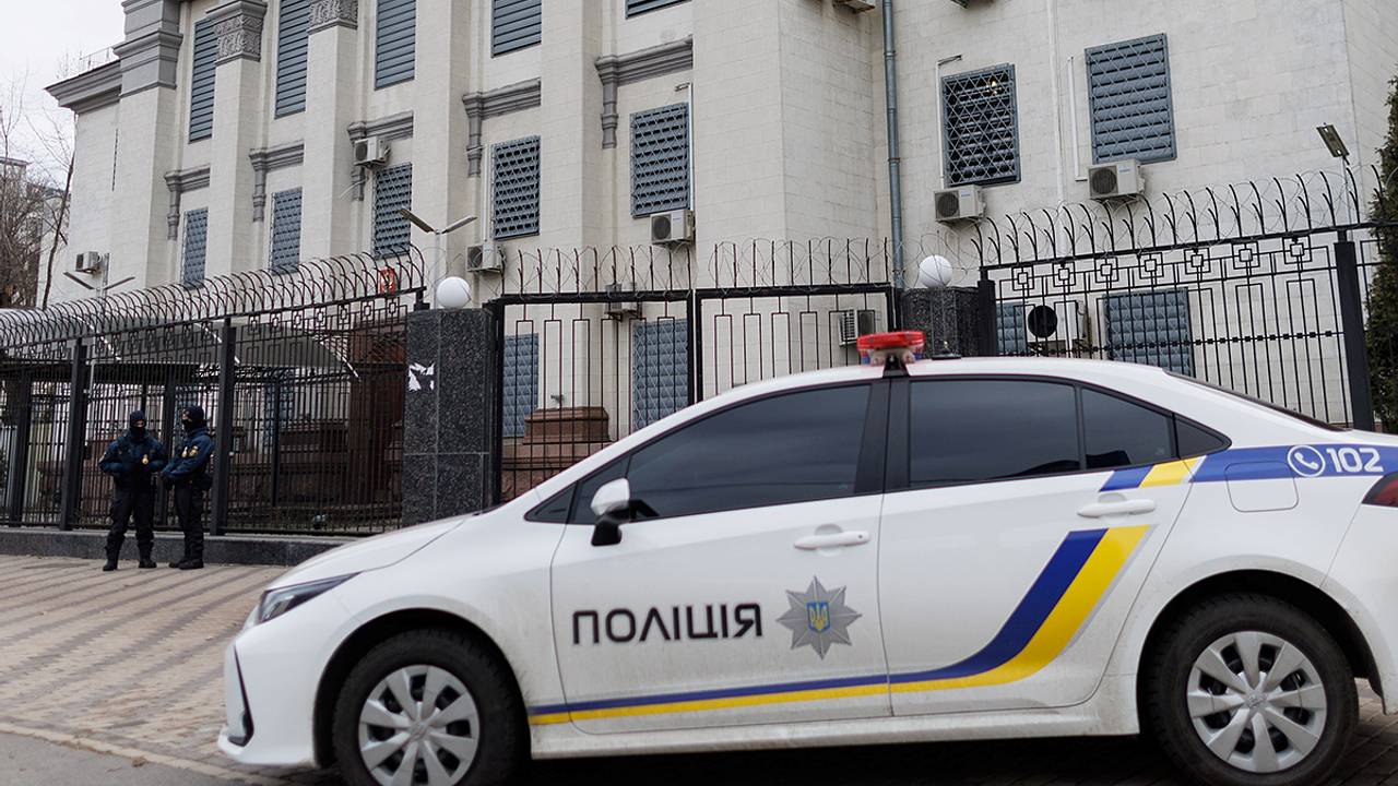 Бывший украинский министр помогал мужчинам призывного возраста покинуть страну