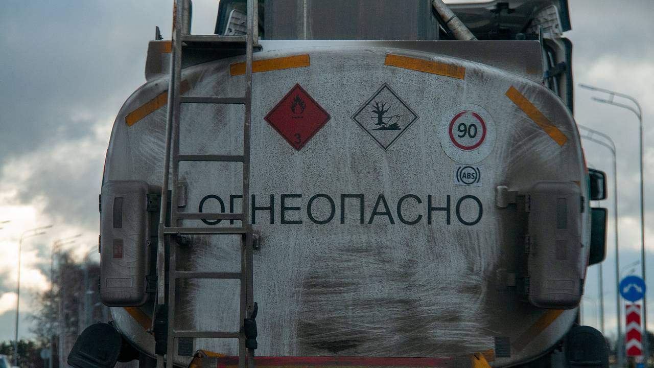 Бензовоз увернулся от дрона ВСУ на российской трассе