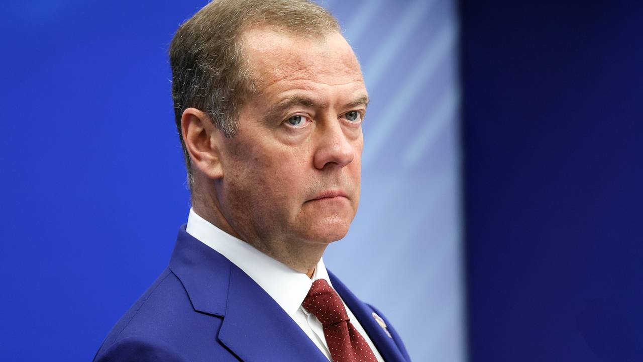 Медведев сравнил экс-президентов Украины с нацистами Медведев сравнил экс-президентов Украины с нацистами