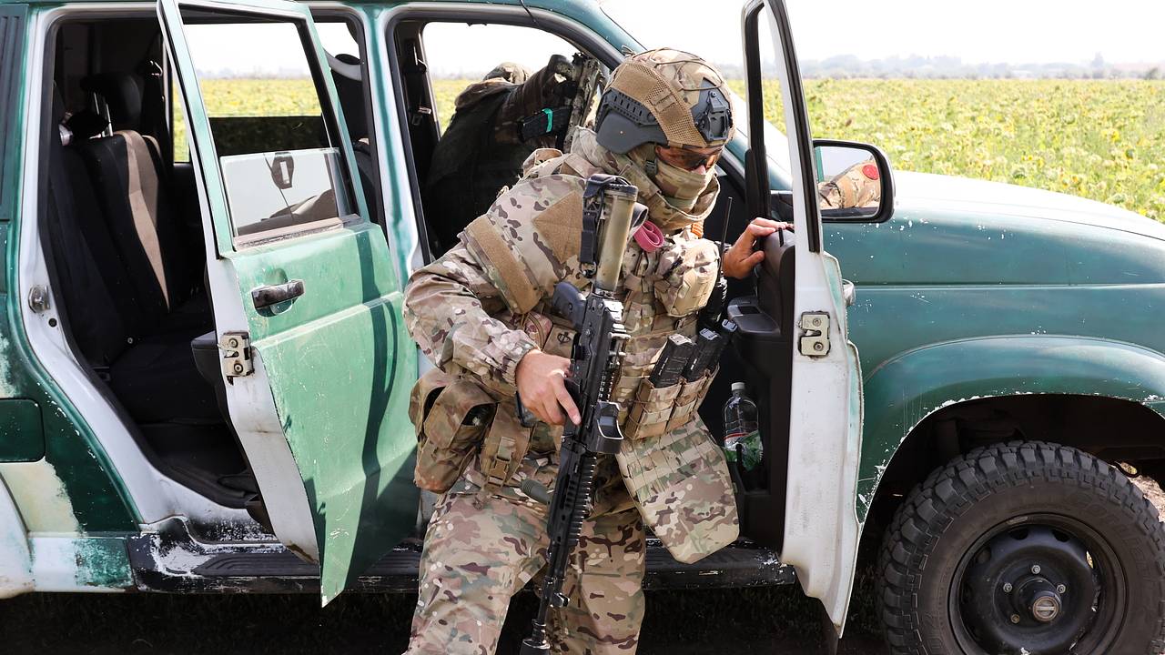 Российские военные эвакуировали первых жителей из Константиновки Российские военные эвакуировали первых жителей из Константиновки