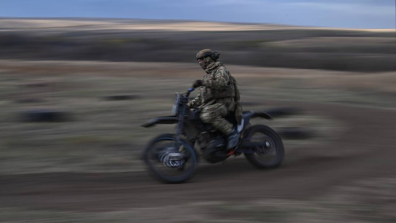 Сбитый с мотоцикла ударом дрона боец СВО с травмой доехал до позиции и восстановил связь