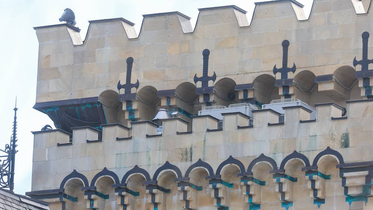 Раскрыта причина неудач Пугачевой с продажей замка в Грязи